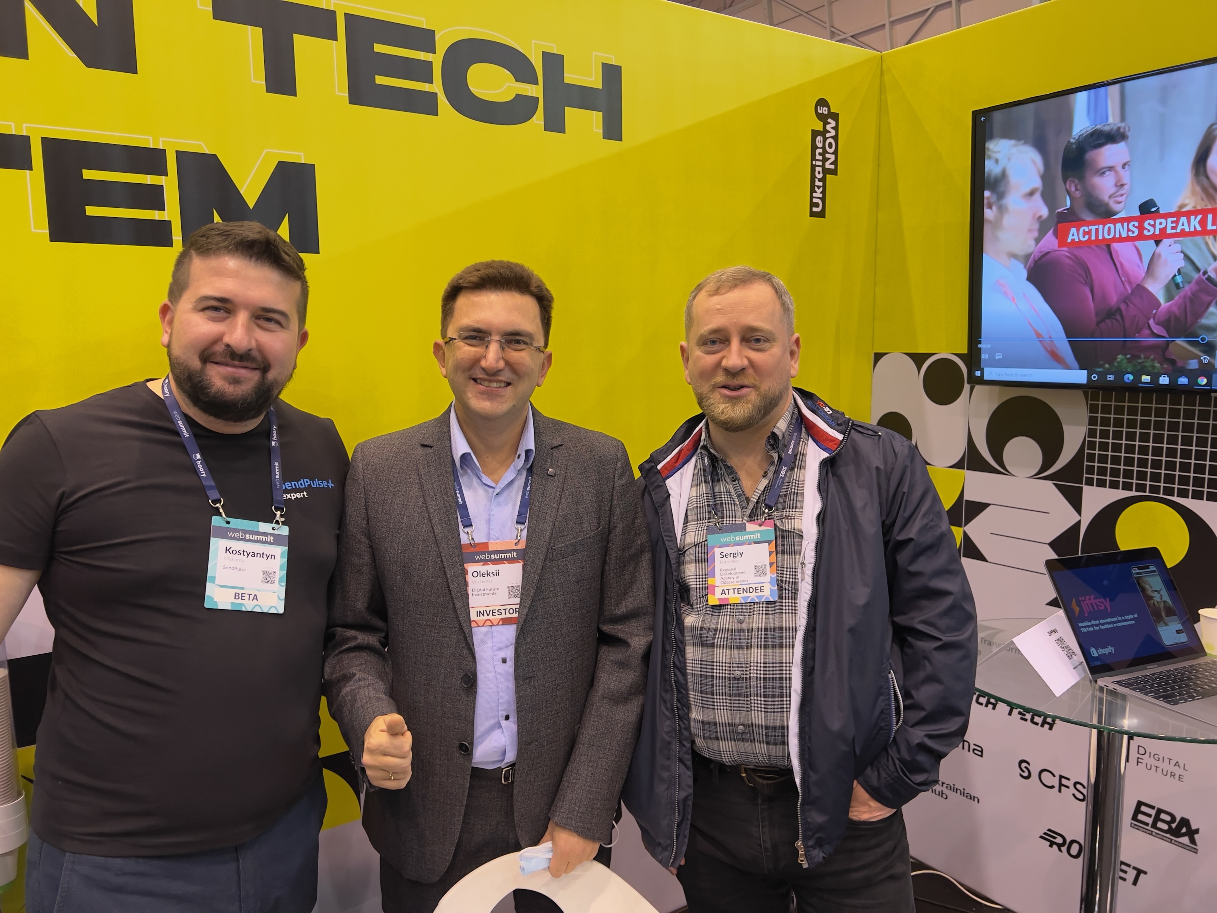 Я с Алексеем Витченко (в центре) на стенде Ukrainian Tech Ecosystem