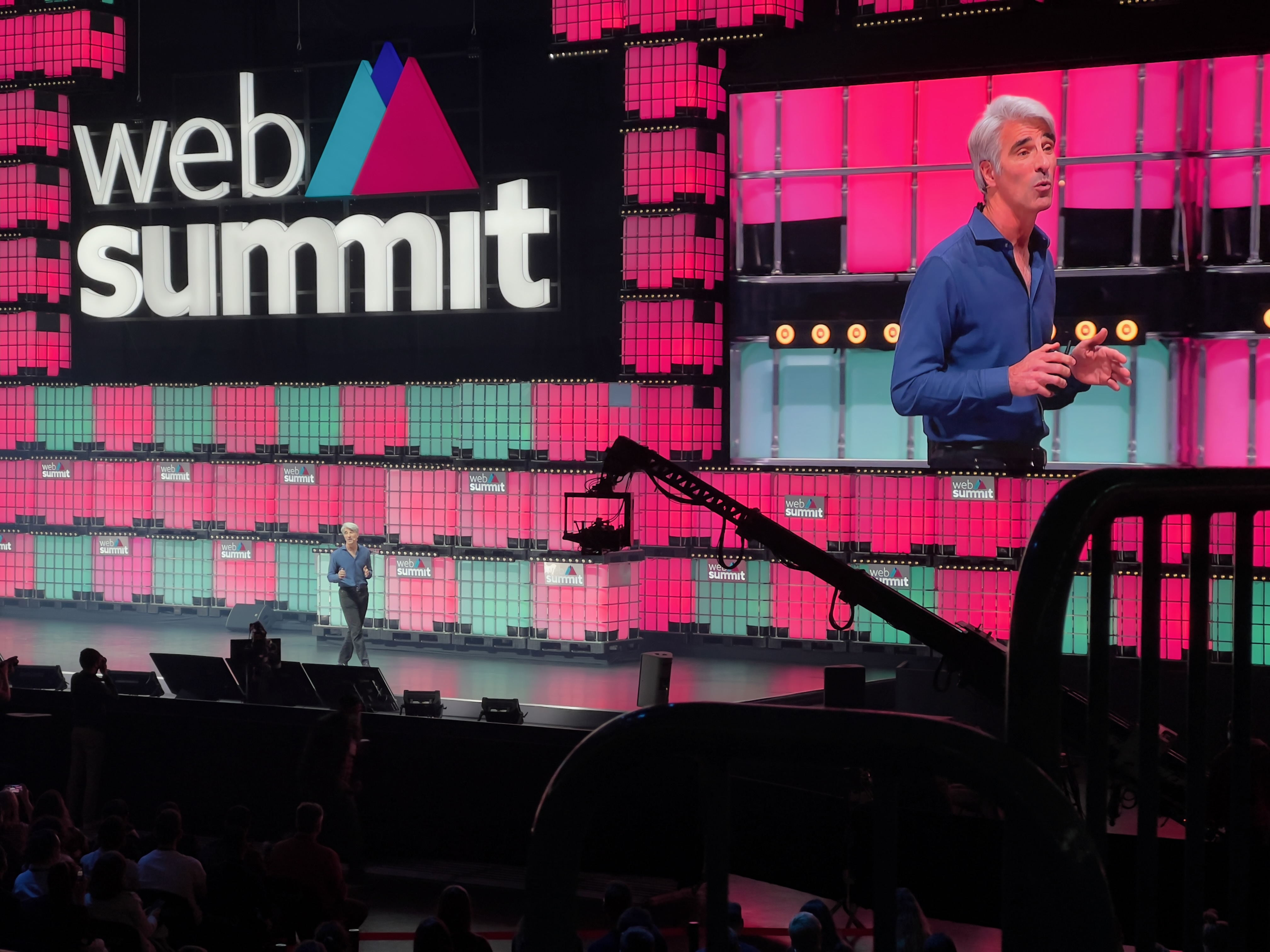 Крейг Федериги на сцене Websummit с рассказом, почему загрузка приложений из сторонних магазинов опасна